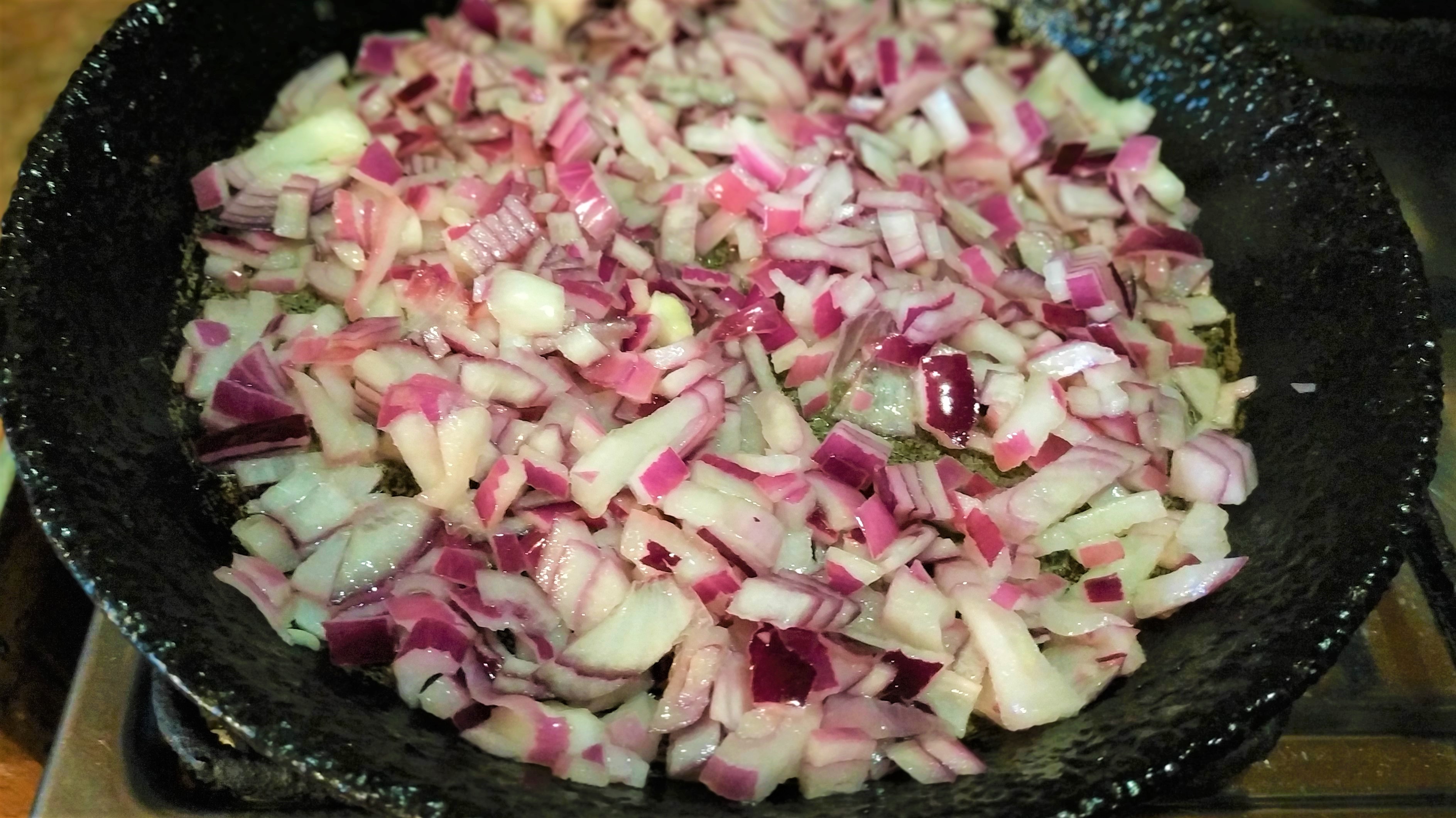 Рецепты вкусных тыквенных пирогов - обжариваем лук на оливковом масле