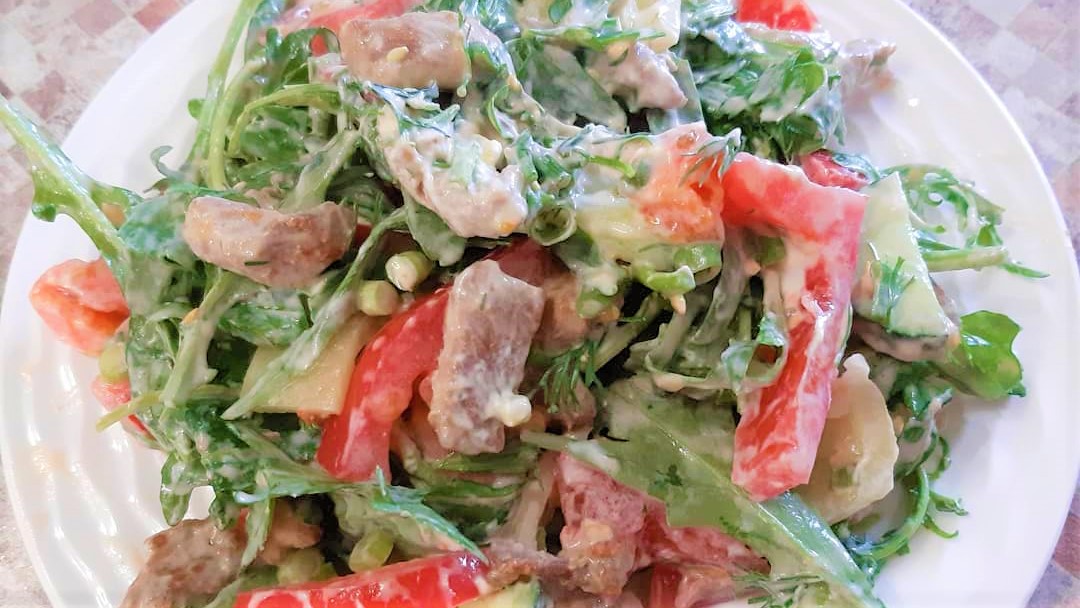 Кето диета салат из овощей с жареной свининой