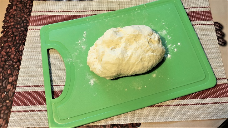 Тонкий осетинский пирог - вымешиваем тесто