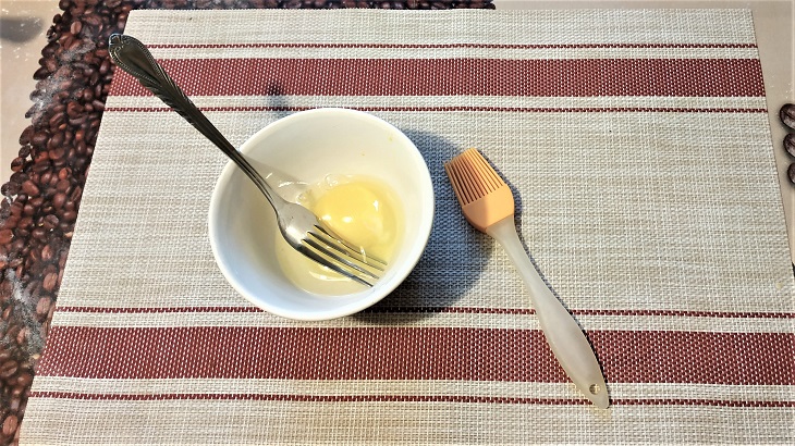 Тонкий осетинский пирог - смазываем яйцом