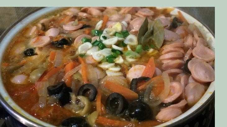 Солянка мясная с оливками и маслинами: специи, чеснок, лавр, зелень добавляем в конце готовки.