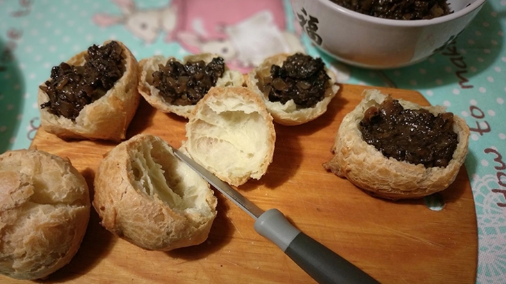 Рецепт заварных булочек с грибами и сыром: начиняем булочки грибной икрой
