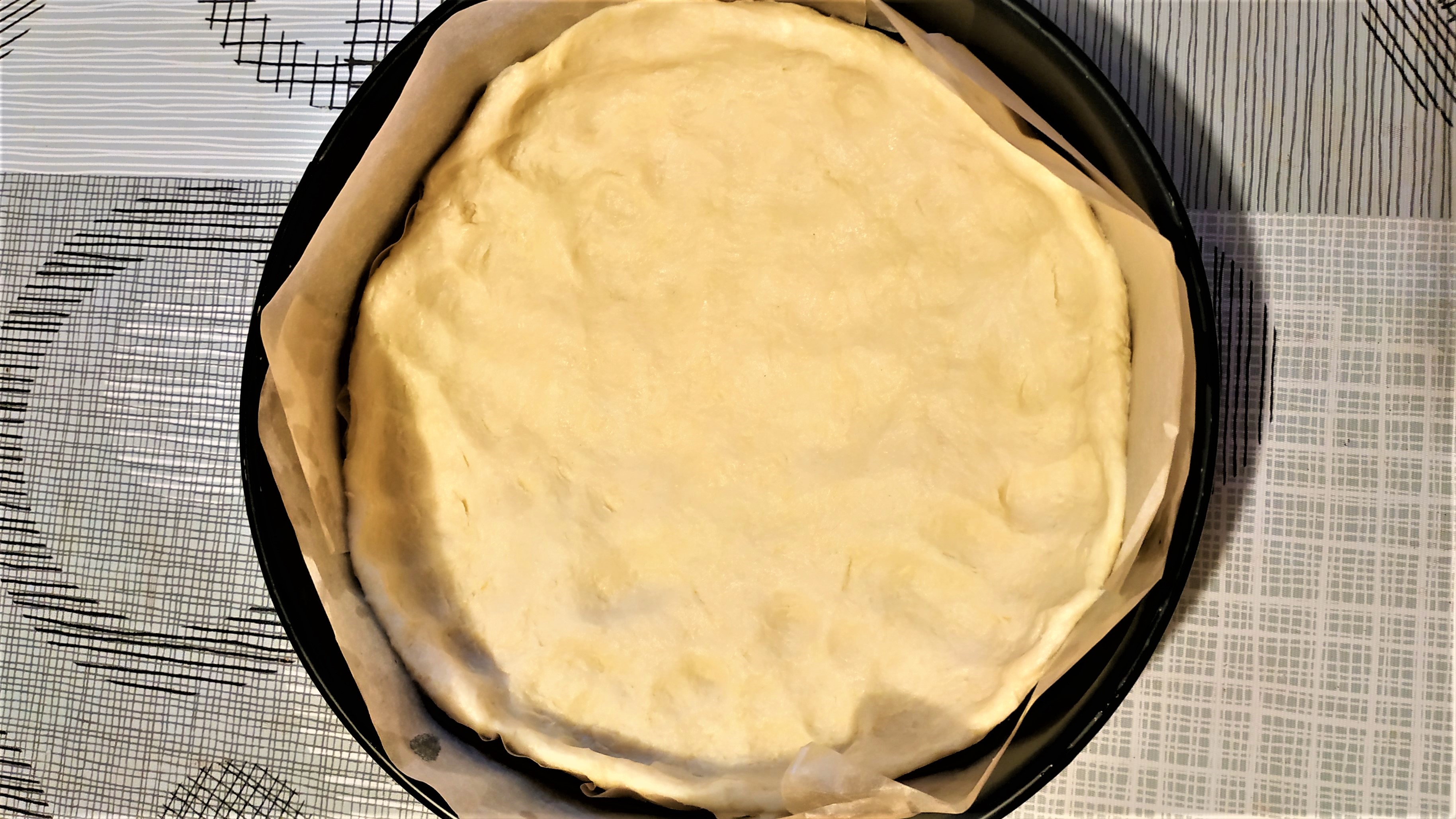 Рецепты вкусных тыквенных пирогов - растягиваем тесто в форме